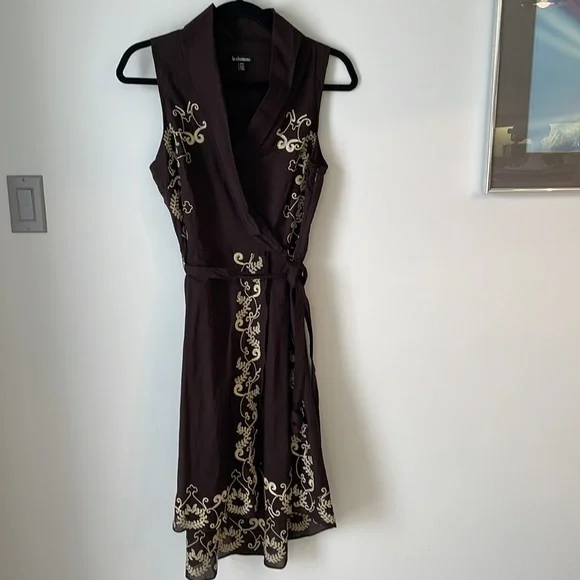 Le Chateau ladies sleeveless dress. Detailed embroidery embellishment, medium - Picture 2 of 8